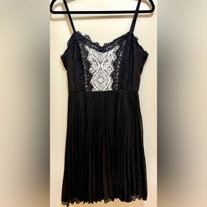 Lily Rose a Black & White Dress with Lace Detail & Accordion Skirt (VGUC)